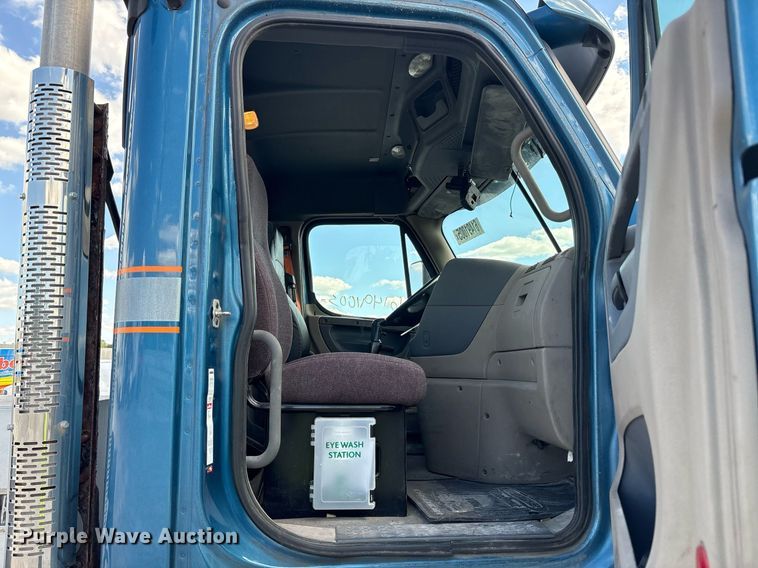 image for item YA0657 2019 Freightliner Cascadia semi truck