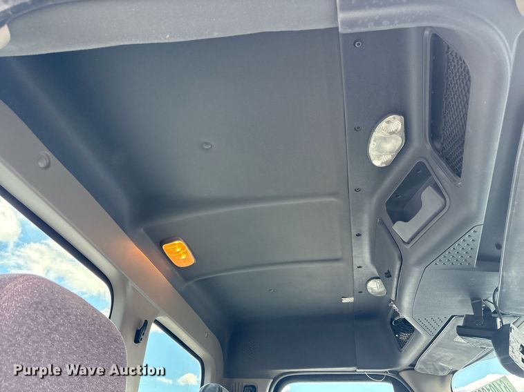 image for item YA0657 2019 Freightliner Cascadia semi truck