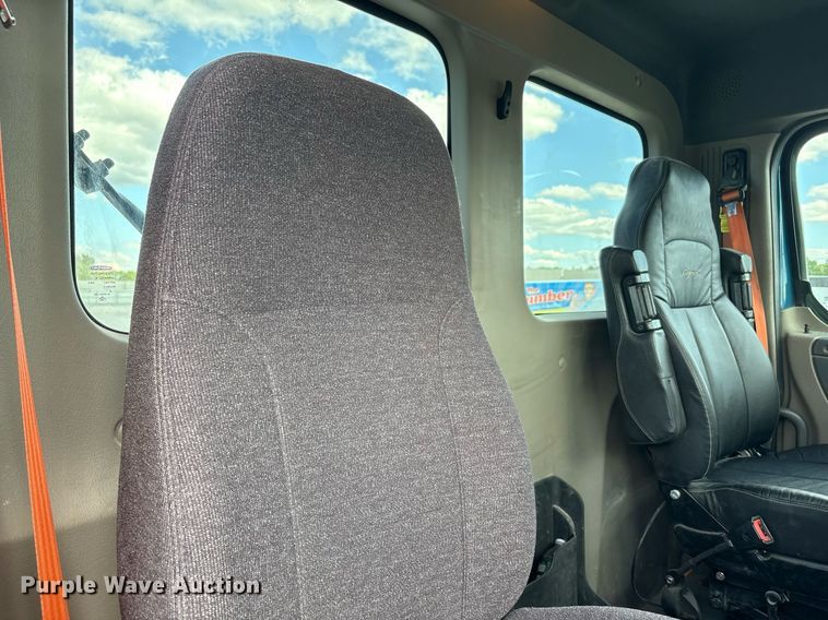 image for item YA0657 2019 Freightliner Cascadia semi truck