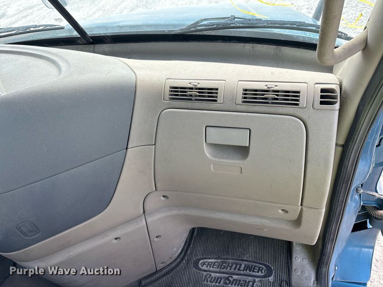 image for item YA0657 2019 Freightliner Cascadia semi truck