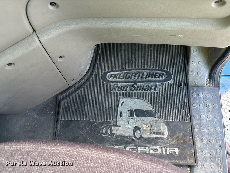 image for item YA0657 2019 Freightliner Cascadia semi truck