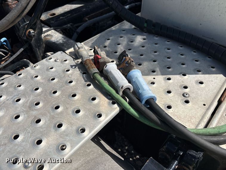 image for item YA0657 2019 Freightliner Cascadia semi truck