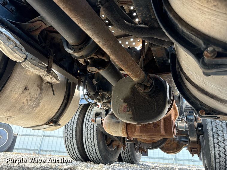 image for item YA0657 2019 Freightliner Cascadia semi truck