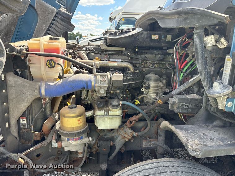 image for item YA0657 2019 Freightliner Cascadia semi truck