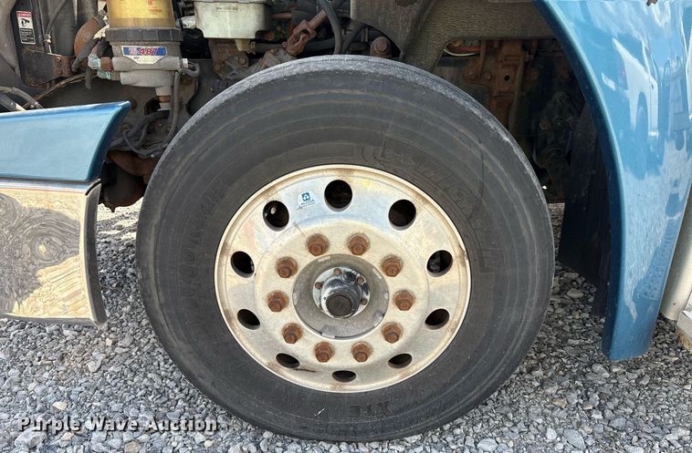 image for item YA0657 2019 Freightliner Cascadia semi truck