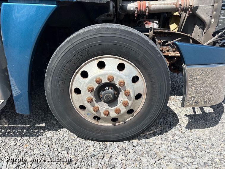 image for item YA0657 2019 Freightliner Cascadia semi truck