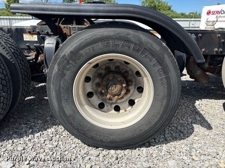 image for item YA0657 2019 Freightliner Cascadia semi truck