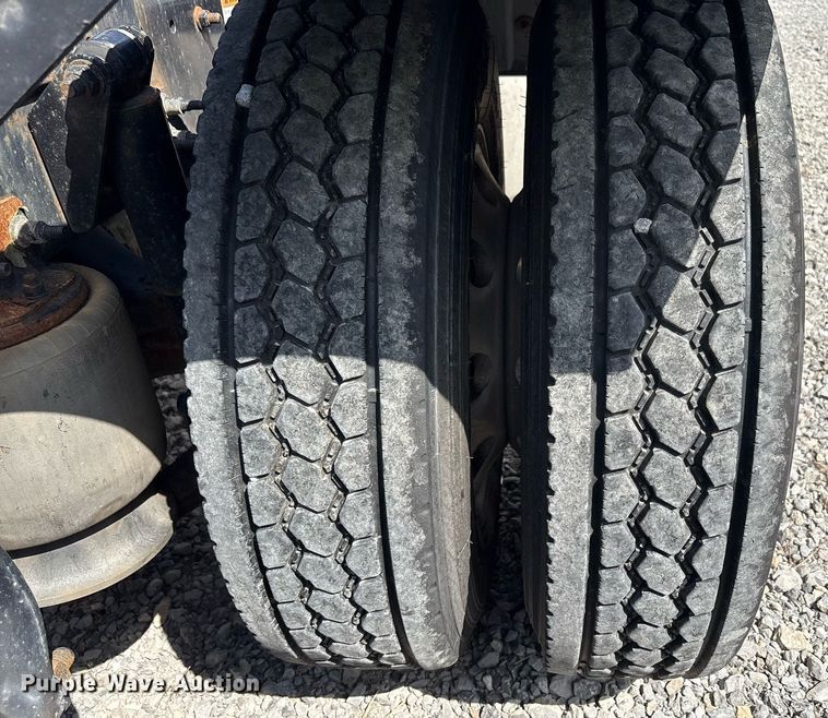 image for item YA0657 2019 Freightliner Cascadia semi truck