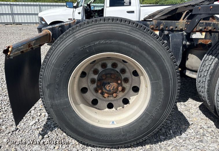 image for item YA0657 2019 Freightliner Cascadia semi truck