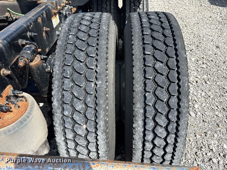 image for item YA0657 2019 Freightliner Cascadia semi truck