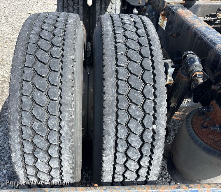 image for item YA0657 2019 Freightliner Cascadia semi truck