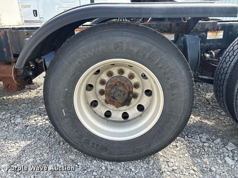 image for item YA0657 2019 Freightliner Cascadia semi truck