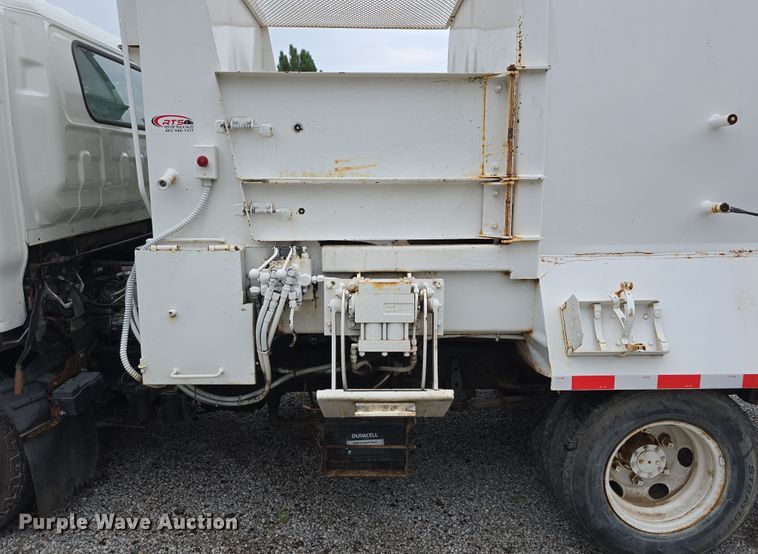 image for item DR3944 2001 Isuzu NPR refuse truck