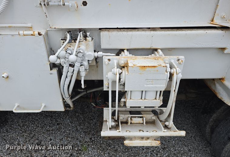 image for item DR3944 2001 Isuzu NPR refuse truck