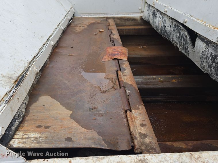 image for item DR3944 2001 Isuzu NPR refuse truck