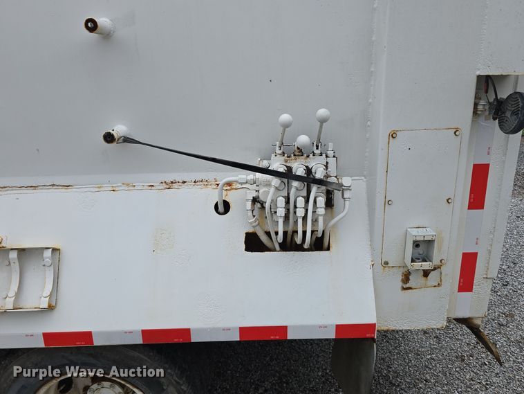 image for item DR3944 2001 Isuzu NPR refuse truck