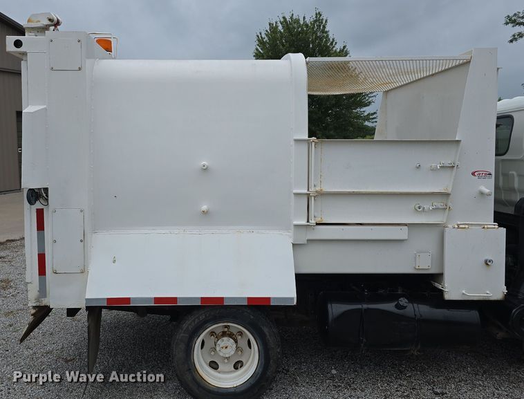 image for item DR3944 2001 Isuzu NPR refuse truck