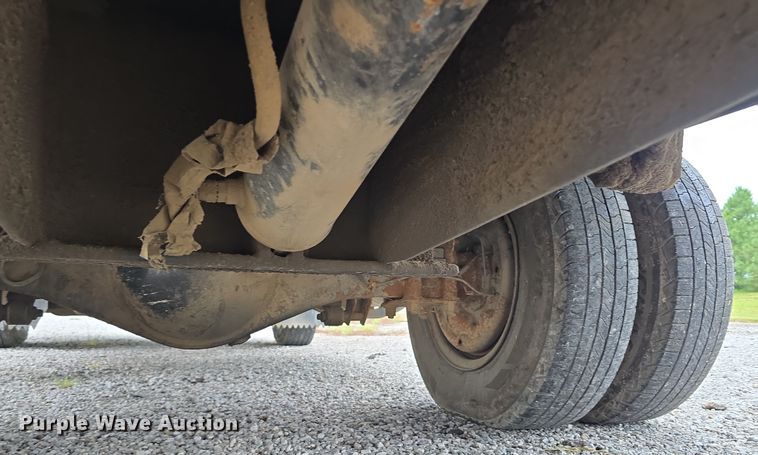 image for item DR3944 2001 Isuzu NPR refuse truck