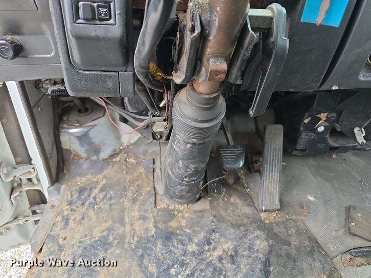 image for item DR3944 2001 Isuzu NPR refuse truck