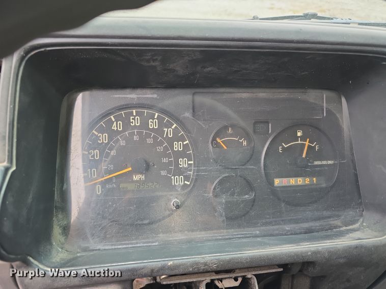 image for item DR3944 2001 Isuzu NPR refuse truck