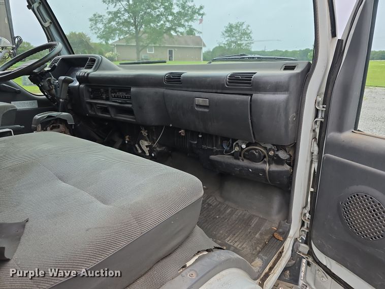 image for item DR3944 2001 Isuzu NPR refuse truck