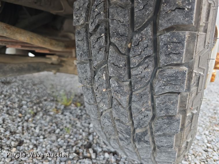 image for item DR3944 2001 Isuzu NPR refuse truck