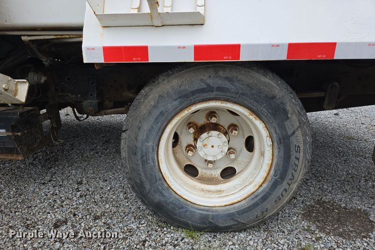 image for item DR3944 2001 Isuzu NPR refuse truck