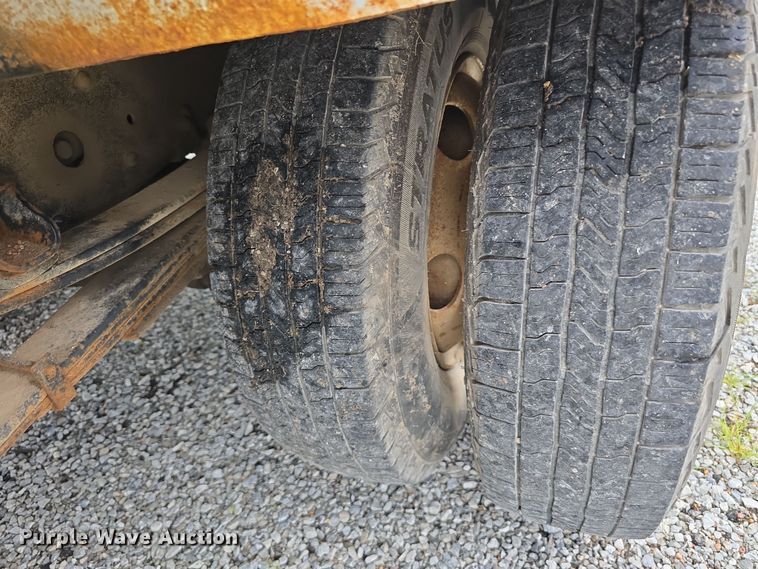 image for item DR3944 2001 Isuzu NPR refuse truck