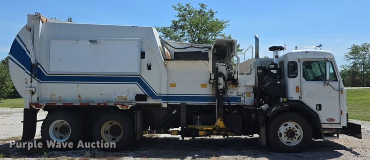 image for item DR3945 2016 Peterbilt 320 refuse truck