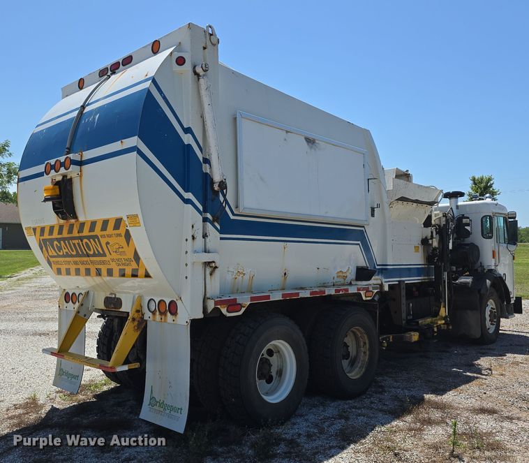 image for item DR3945 2016 Peterbilt 320 refuse truck