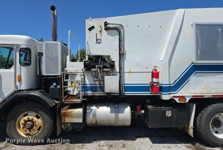 image for item DR3945 2016 Peterbilt 320 refuse truck