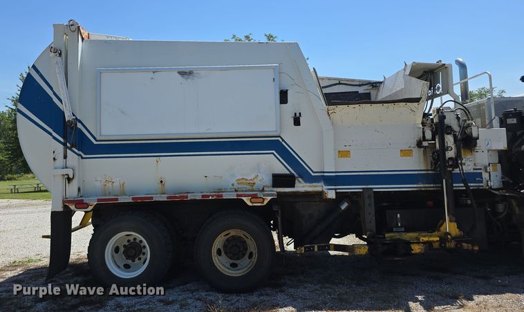 image for item DR3945 2016 Peterbilt 320 refuse truck