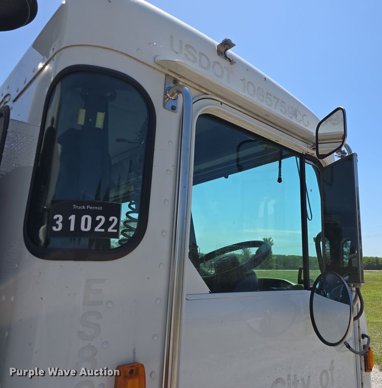 image for item DR3945 2016 Peterbilt 320 refuse truck