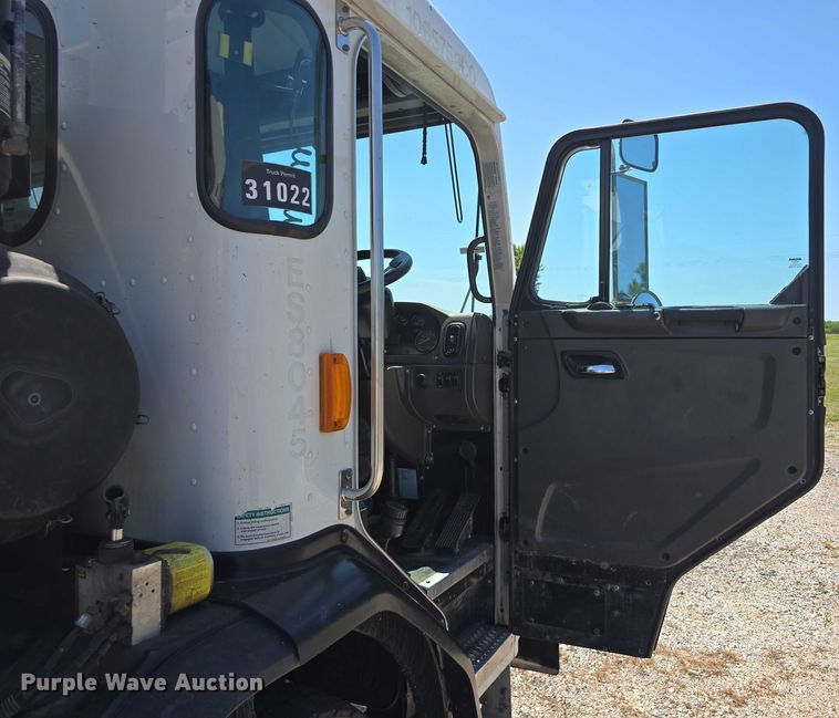 image for item DR3945 2016 Peterbilt 320 refuse truck