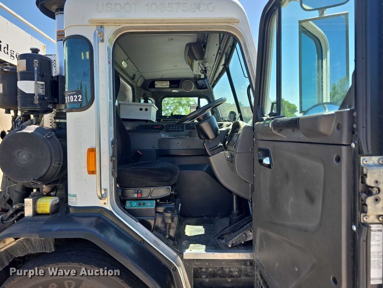 image for item DR3945 2016 Peterbilt 320 refuse truck