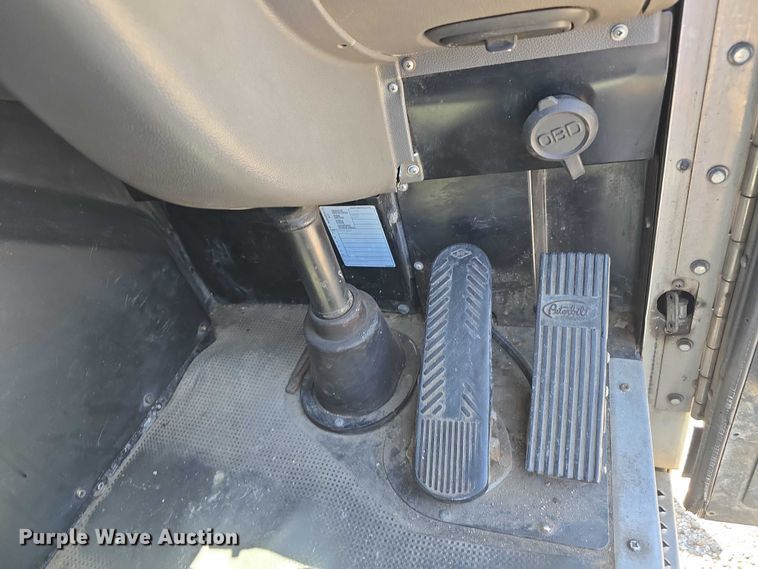 image for item DR3945 2016 Peterbilt 320 refuse truck