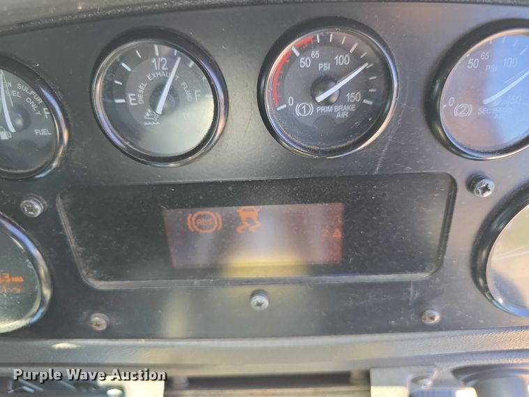 image for item DR3945 2016 Peterbilt 320 refuse truck