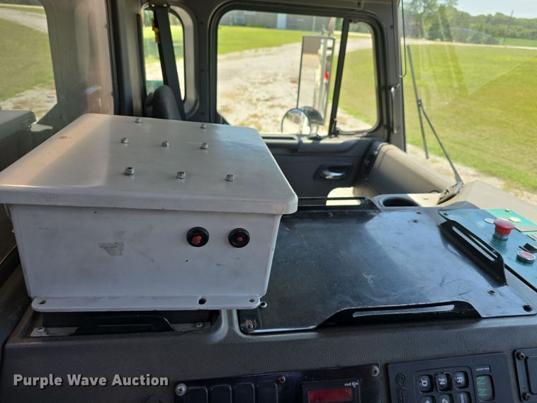 image for item DR3945 2016 Peterbilt 320 refuse truck