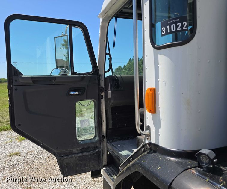 image for item DR3945 2016 Peterbilt 320 refuse truck