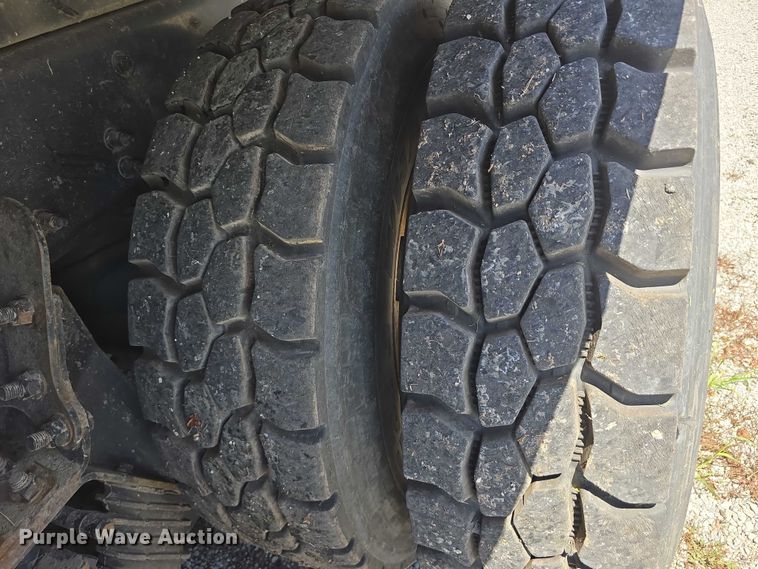 image for item DR3945 2016 Peterbilt 320 refuse truck