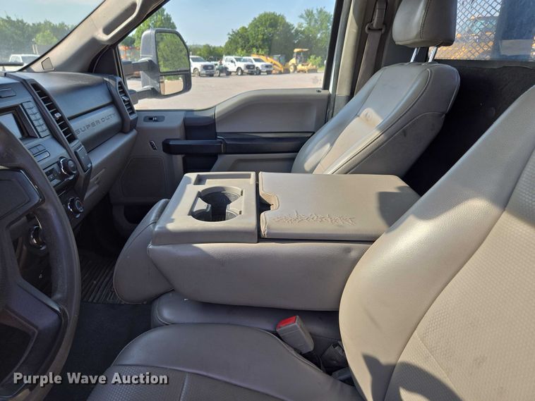 image for item DS3835 2017 Ford F550 Super Duty XL flatbed pickup truck