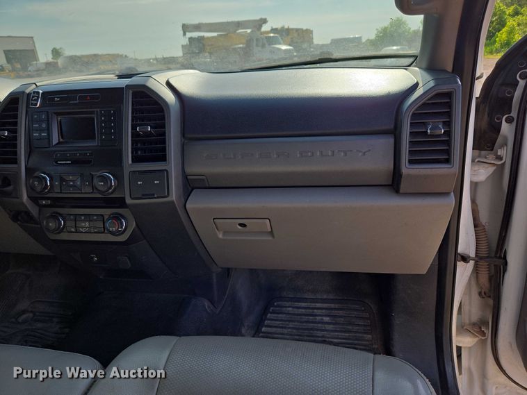 image for item DS3835 2017 Ford F550 Super Duty XL flatbed pickup truck