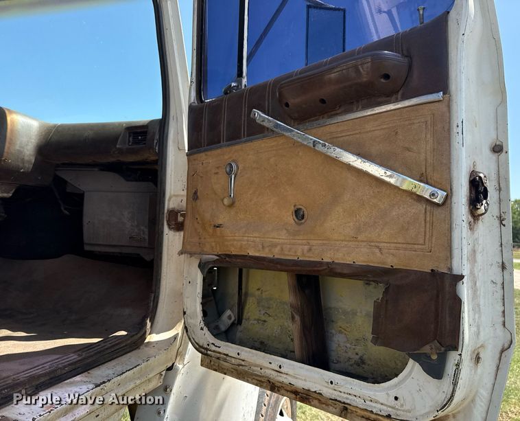 image for item DS3843 1982 Ford LNT8000 truck cab and chassis