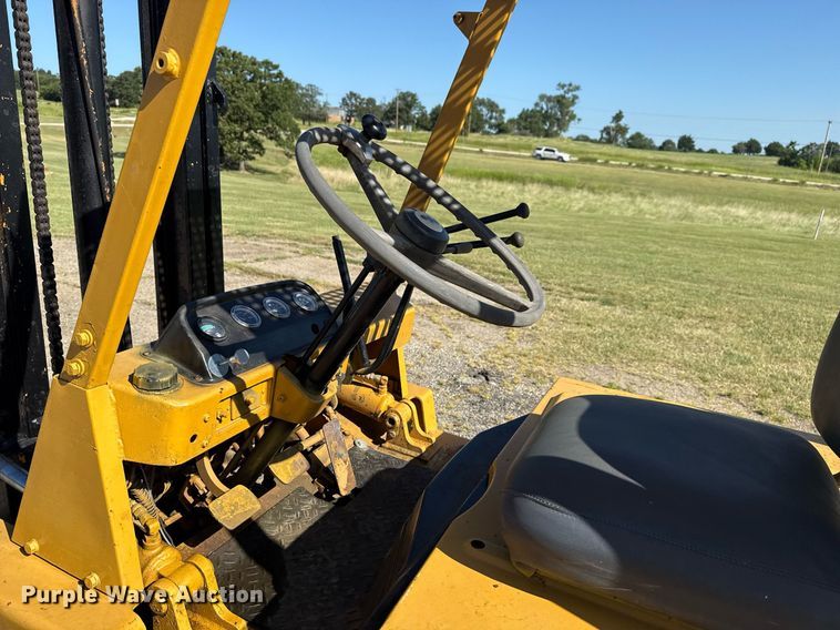 image for item DS3853 Komatsu FG20 forklift
