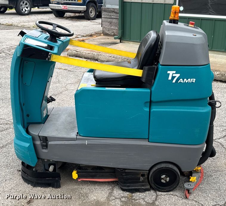 image for item DU9041 2019 Tennant T7AMR floor scrubber