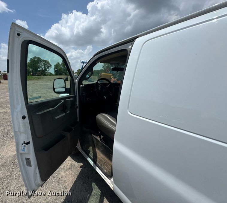 image for item DU9360 2019 Chevrolet Express 2500 van