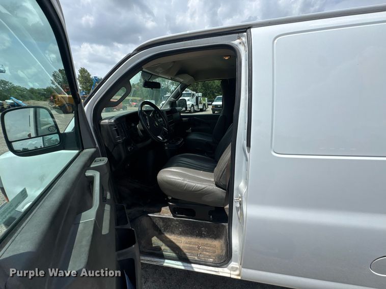 image for item DU9360 2019 Chevrolet Express 2500 van