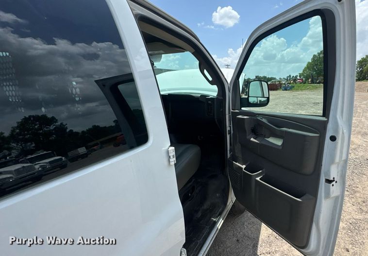 image for item DU9360 2019 Chevrolet Express 2500 van