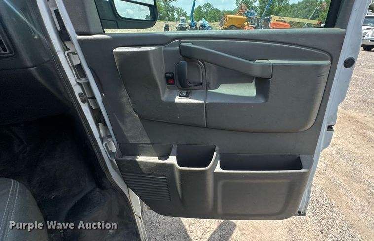 image for item DU9360 2019 Chevrolet Express 2500 van