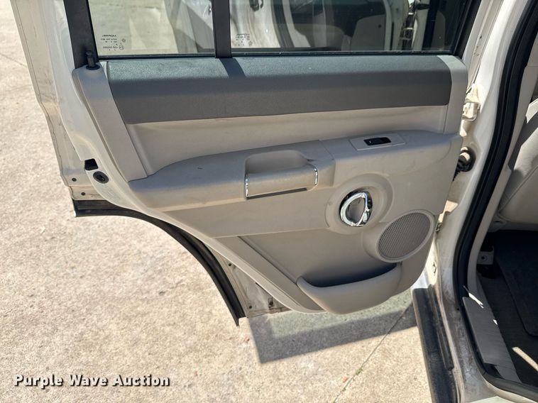 image for item DU9393 2006 Jeep Commander SUV